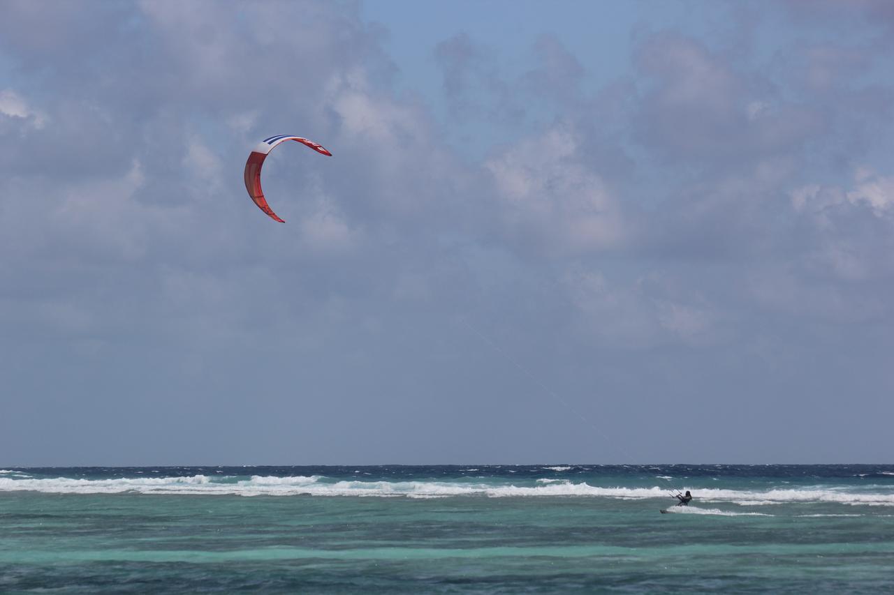 The Aquzz Hotell Hulhumale Exteriör bild